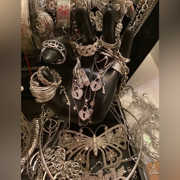 4 LBS Vintage jewelry lot - Picture 5 of 9